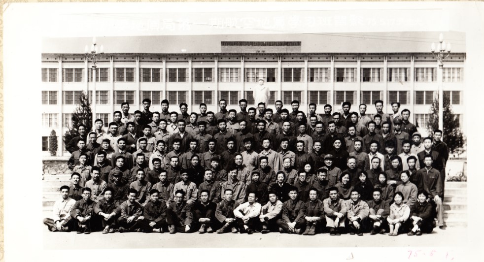肉视频
老图书馆前国家计委地质局第一期航空地质学习班留影(1975年5月17 日).jpg