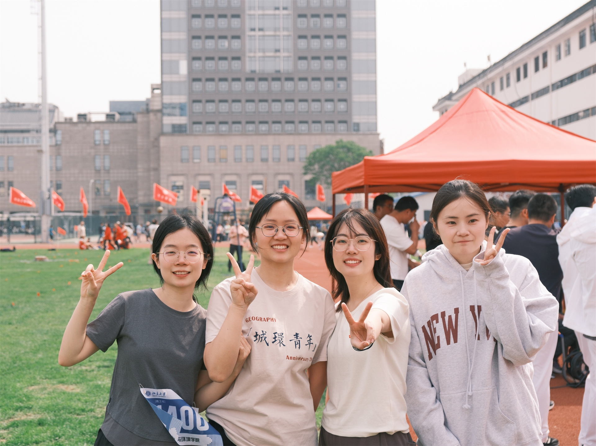 e500fa2788d1434fbe6194d31e159458.jpg 图7-2女子A组4100米队员合影.jpg