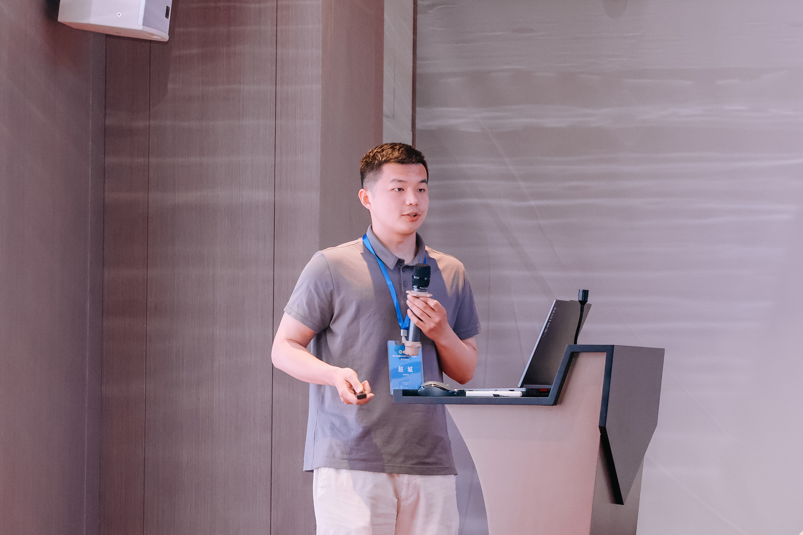 50938eb831204b499d61f478ba9251db.jpg 赵城_LED报__ 告照片.JPG